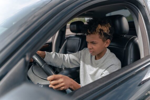 Een instructeur en leerling tijdens rijlessen in Beek en Donk, met focus op het behalen van verschillende rijbewijzen.